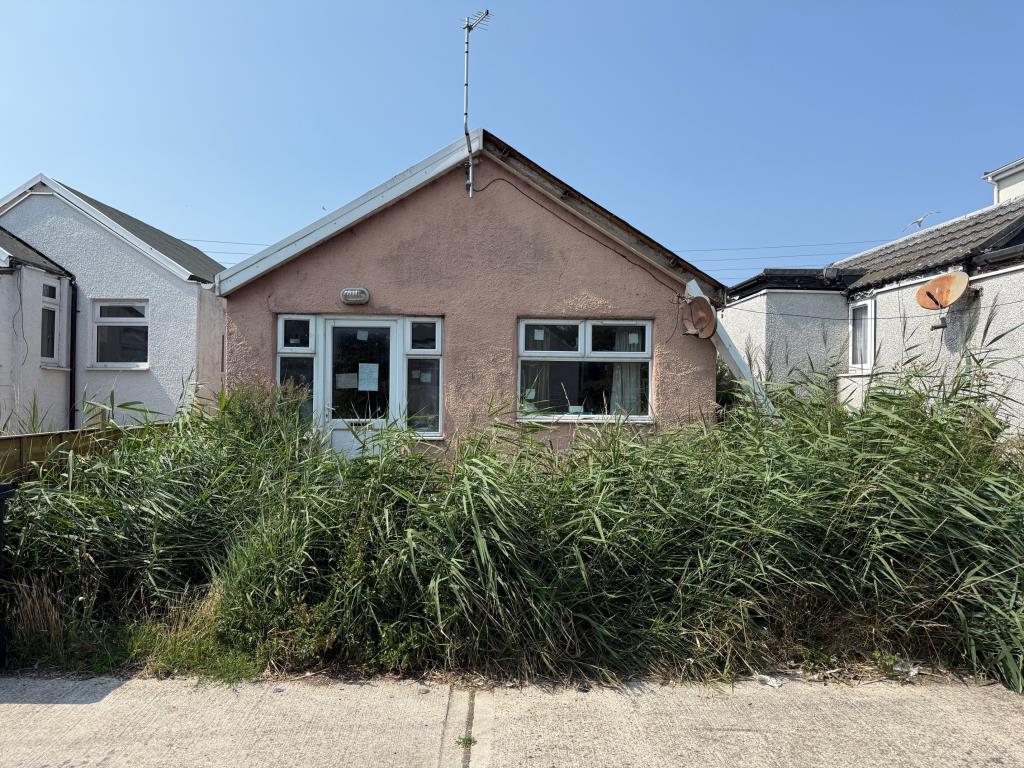 Lot: 137 - VACANT DETACHED CHALET FOR IMPROVEMENT - Front elevation of the chalet in Sunbeam Avenue